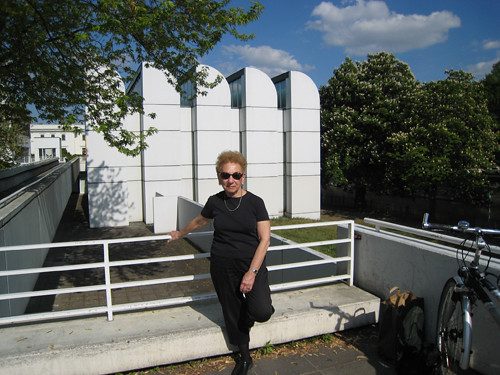 Charlotte Schatz in front of the Bauhaus Museum