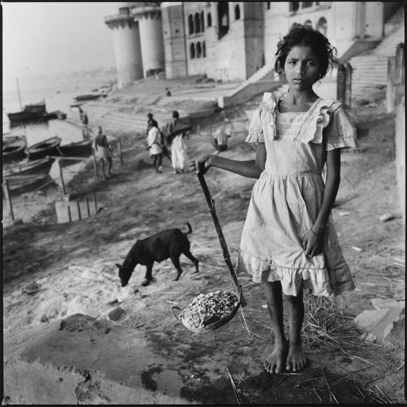 Mary Ellen Mark, Burning ghat, Benares, India. 1989