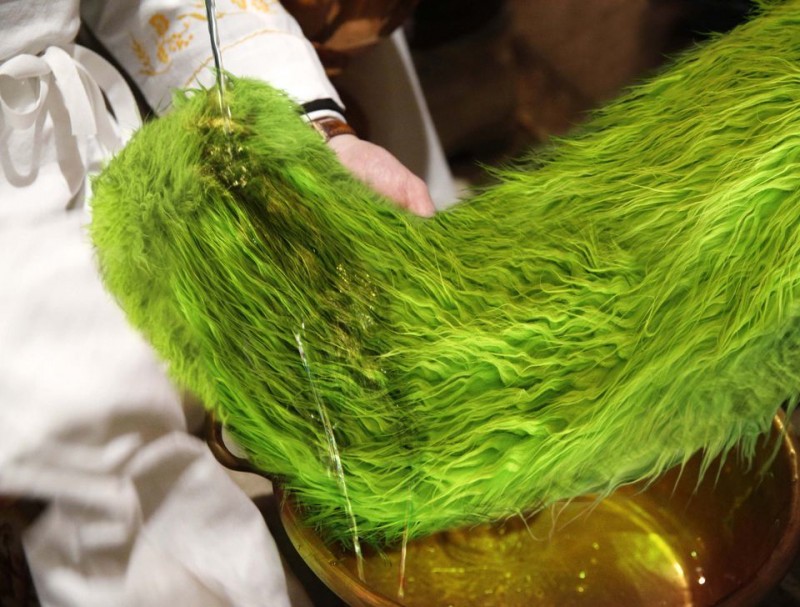 Pope washes feet of Philly Phanatic