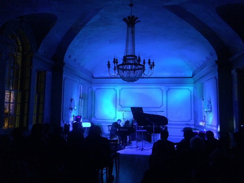 Fine Art Music Company, Ivy Hall, Musical Ode to Earth concert, Rollin Wilber playing Henry Cowell’s “Tides of Manaunaun." Image courtesy of Celeste Hardester