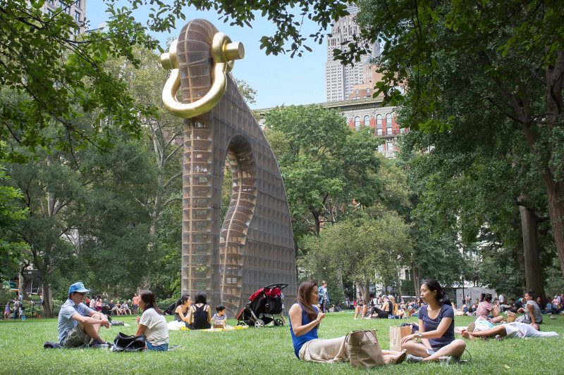 Martin Puryear, Big Bling, 2016 (installation view in Madison Square Park, New York). Pressure-treated laminated timbers, plywood, chain-link fencing, fiberglass, and gold leaf, 40 x 10 x 38 feet. Collection of the Artist © Martin Puryear, courtesy Matthew Marks Gallery. Photo: Hunter Canning