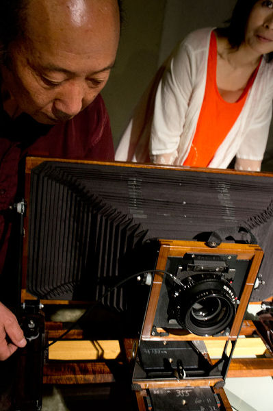 Chen Changfan demonstrating his large, custom-made view camera. (Yan Yinhong in background.)