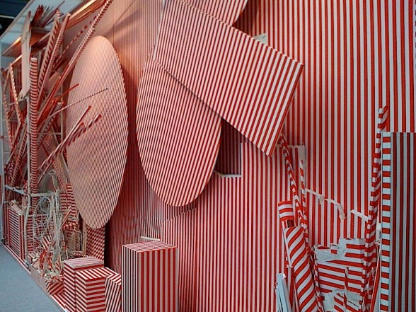 Manuel Merida's Usuyki/Chantier II takes kinetic art and gives it a peppermint flavor.