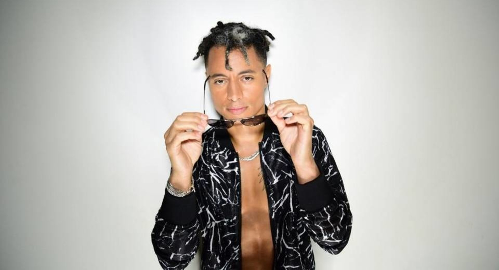 Artblog José James sings ‘Love in a Time of Madness’ at the Foundry