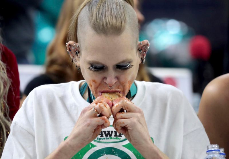 Molly Schuyler, winner of 2018 Wing Bowl in the final moments.