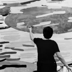 Image of painter Jennifer Bartlett painting in black and white.
