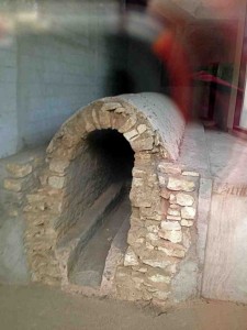 Aquaduc Lutece, a Roman aquaduct fragment, preserved in a street-side display behind glass in the Parc Montsouris section of Paris.