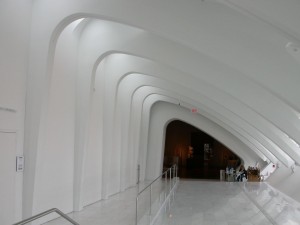 Hallway between the Calatrava addtion and the original Eero Saarinen museum building
